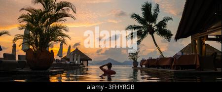 Serenità al tramonto in piscina alle Seychelles, una perfetta fuga tropicale Foto Stock
