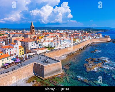 Alghero, Sardegna, Italia. Veduta aerea della città vecchia di Alghero. Foto Stock