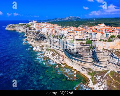 Corsica Francia. Vista del centro storico di Bonifacio arroccato su scogliere di calcare bianco. Cittadella medievale sopra un mare turchese e rocce erose. Foto Stock