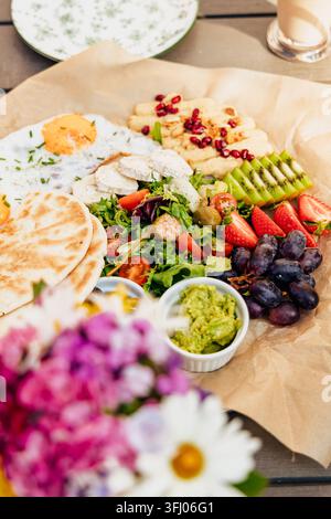 Vassoio da brunch colorato con uova fritte e frutta fresca Foto Stock