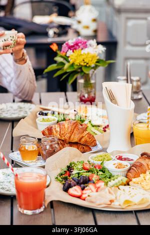 Una bella colazione all'aperto su un tavolo Foto Stock