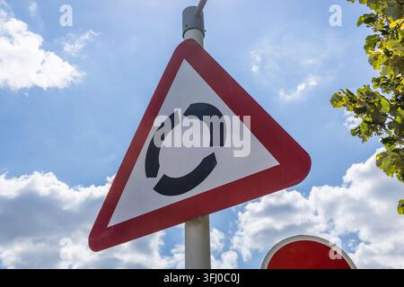 Segnale stradale di circolazione triangolare sulla strada Foto Stock