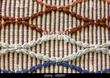 Dettaglio di tappeto etnico tradizionale con motivo tribale orientale ideale per l'arredamento domestico persiano turco, carta da parati senza cuciture, artigianato fatto a mano e interno rustico Foto Stock