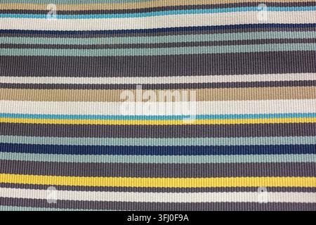 Campione tessile etnico vivace con strisce colorate parallele ideale per sfondo di carta da parati senza cuciture stile tribale casual estivo stampa alla moda e tradi Foto Stock