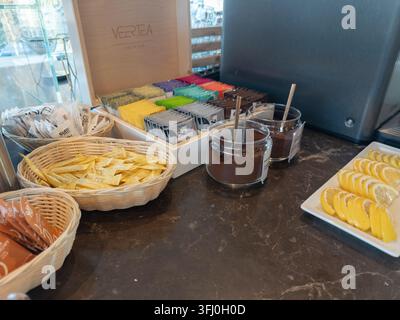 Szklarska Poręba, Polonia – 18 dicembre 2025: bustine di tè Veertea abbinate a caffè e fette di limone fresco disposte su una moderna stazione buffet dell'hotel per il giorno Foto Stock