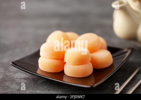 Mochi dolce di riso giapponese in piatto. Foto Stock