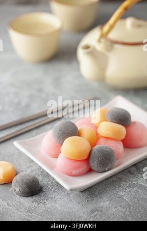 Mochi dolce di riso giapponese in piatto. Foto Stock