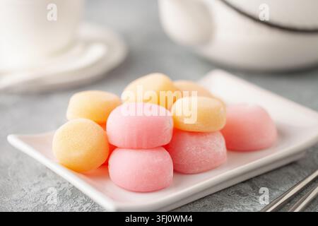 Mochi dolce di riso giapponese in piatto. Foto Stock