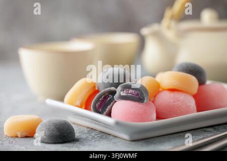 Mochi dolce di riso giapponese in piatto. Foto Stock