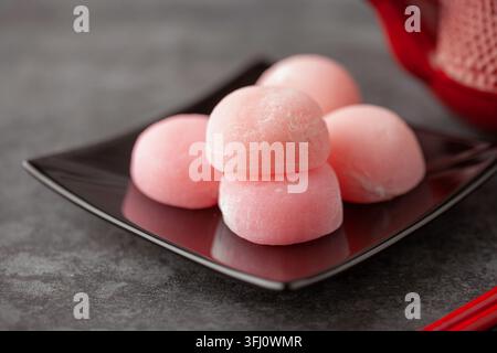 Mochi dolce di riso giapponese in piatto. Foto Stock