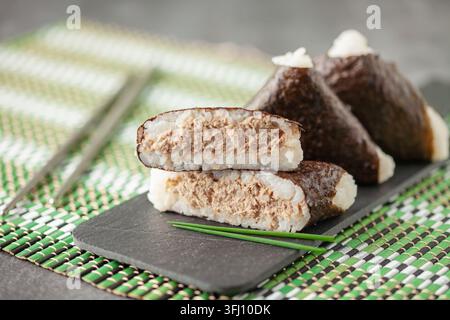 Triangolo coreano kimbap Samgak fatto con nori, riso e tonno Foto Stock