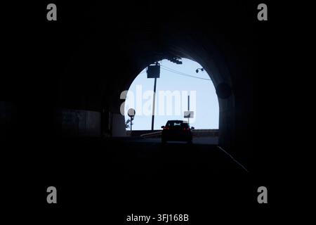Luce alla fine del tunnel che attraversa il tunnel autostradale di Madeira, Portogallo Foto Stock