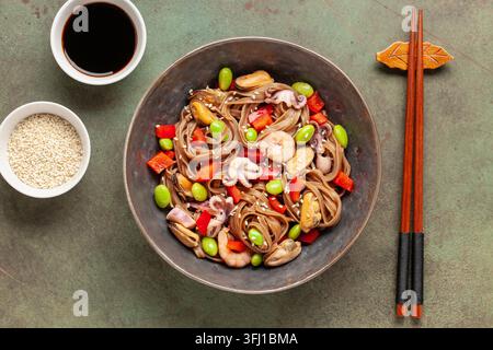 Spaghetti soba giapponesi con verdure, fagioli di edamame e frutti di mare. Cucina asiatica. Vista dall'alto Foto Stock