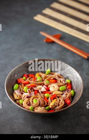 Spaghetti soba giapponesi con frutti di mare, fagioli di edamame e verdure. Cucina asiatica Foto Stock