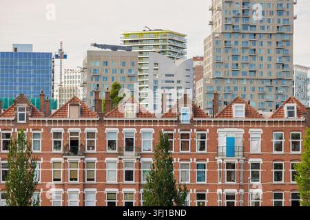 Vecchie case davanti ad edifici moderni di uffici e appartamenti nel centro città di Rotterdam, Paesi Bassi Foto Stock