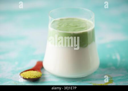 Dalgona Matcha latte, un matcha cremoso montato in bicchieri, su sfondo chiaro. Foto Stock