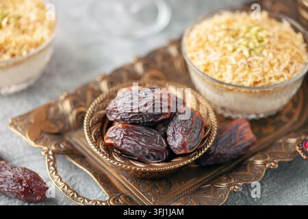 Datte secche, budino croccante al custard di Ramadan con kadayif arrostito e tazza di caffè per l'ora dell'iftar. Religione islamica e r Foto Stock