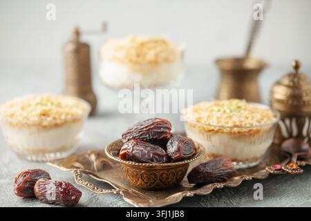 Datte secche, budino croccante al custard di Ramadan con kadayif arrostito e tazza di caffè per l'ora dell'iftar. Religione islamica e r Foto Stock