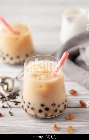 Bollicine al latte fatte in casa con perle di tapioca e cubetto di ghiaccio Foto Stock