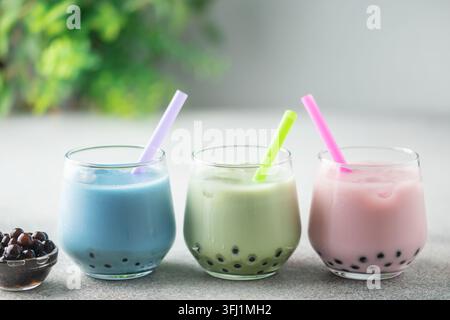 Diverse bevande vegane salutari Matcha latte con perle di Boba o Tapioca in bicchieri. Concetto di "Bubble Tea" Foto Stock