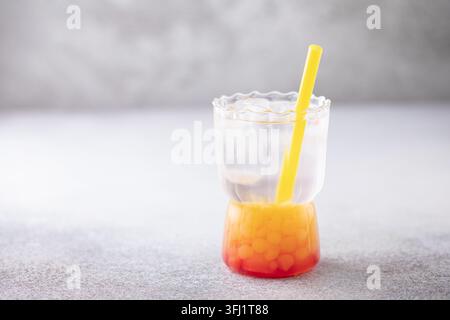 Bicchiere di limonata di frutta fatta in casa con boba o perle bollicine. Drink estivo alla moda Foto Stock