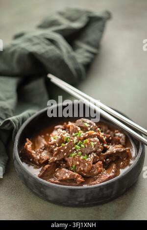 Barbecue Bulgogi di manzo coreano fatto in casa con semi di sesamo e scalleone Foto Stock