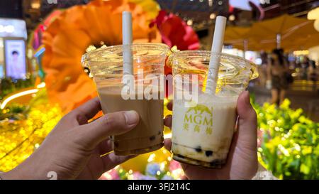 Due tazze di bubble tea tenute da visitatori all'interno del MGM Cotai a Macau, Cina Foto Stock