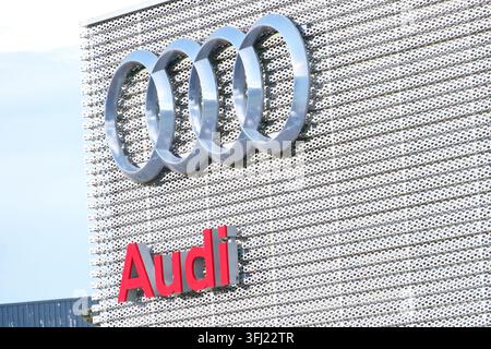 Vista ravvicinata del logo a quattro anelli Audi e del cartello Audi esposto sulla facciata di una concessionaria automobilistica a Cessy, Ain, Francia, l'8 maggio 2026. Il successore automotive Foto Stock