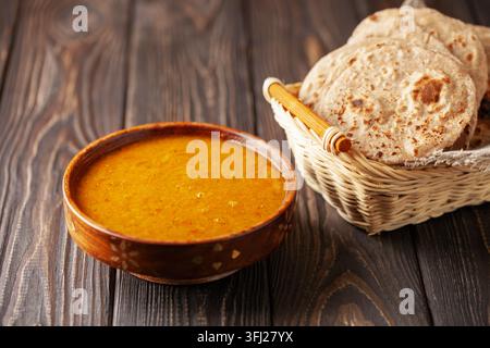 Zuppa di lenticchie (Masoor dal o dal Tadka Curry) e Chapati fatti in casa. Piatto nazionale indiano. Foto Stock