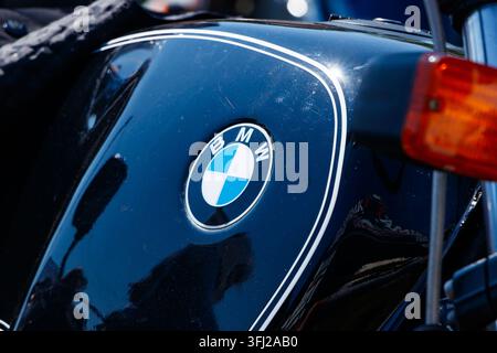 Prima di dettagli del logo rotondo BMW su un serbatoio di carburante nero con strisce bianche di una moto Foto Stock