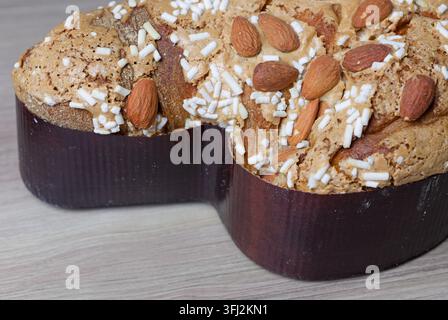 Colomba, dolce torta pasquale italiana con glassa allo zucchero e mandorle Foto Stock