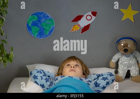 Bambino felice che dorme a casa Foto Stock