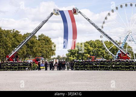 Bordeaux, Francia. 18 set, 2026. Bordeaux, Gironde, Nouvelle-Aquitaine, Francia, 18 settembre 2026. I vigili del fuoco si radunano sotto una grande bandiera francese sospesa tra due scale aeree gestite dal Servizio Dipartimentale Antincendio e Soccorso della Gironde (SDIS 33) durante il tributo nazionale agli adjudanti Anthony Berthome e Wilfried Schmitter. Foto di Stephane Duprat/ABACAPRESS.COM Credit: Abaca Press/Alamy Live News Foto Stock
