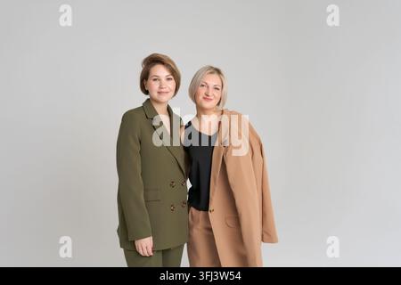 Due donne d'affari caucasiche mature in piedi insieme come partner Foto Stock