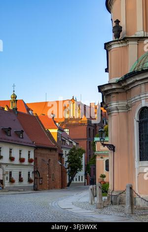 La via Kanonia si snoda attraverso un angolo lastricato di Ostrów Tumski con architettura storica e cattedrale. Concetto di quartiere storico pittoresco e Foto Stock