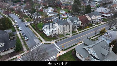 Case di periferia in città negli USA. Vista aerea di case lungo la strada. Tardo inverno, inizio primavera in serata, Hershey, Pennsylvania. Foto Stock