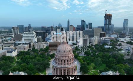 Cupola del campidoglio dello stato del Texas e skyline urbana di Austin. Bella veduta aerea. Foto Stock