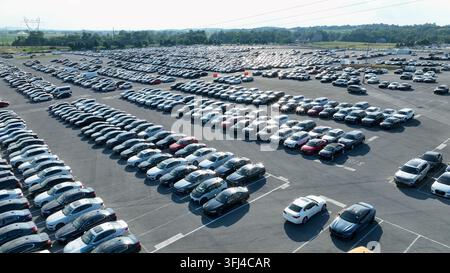 Il sole si riflette sulle auto parcheggiate in un parcheggio pieno. Parcheggio di Manheim Auto Auction. Auto nuove e usate in vendita. Vista aerea, Penn Township, Pennsyl Foto Stock