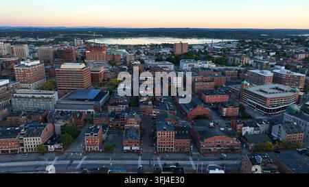 Congress Street nel centro di Portland nel Maine. Famosa attrazione turistica del New England, USA. Ripresa aerea con camion all’alba. Foto Stock