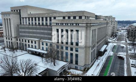 Edificio ufficio del governo degli Stati Uniti. Uffici dei funzionari governativi. Veduta aerea in inverno dopo una tempesta di neve, Harrisburg, Pennsylvania. Foto Stock