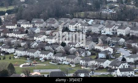 Case moderne bianche simili in un quartiere americano. Stagione invernale nevosa negli USA. Vista aerea ad angolo elevato, Akron, Pennsylvania. Foto Stock
