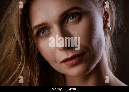 Texture della pelle matura e rughe sul viso di una donna Foto Stock