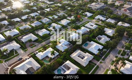 Abitazioni residenziali ampie in una comunità di golf recintata nella Florida del Sud. Sogno americano. Sviluppo immobiliare della Florida. Ripresa aerea con drone all'ora dorata. Foto Stock