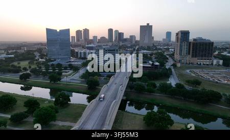 Centro di Fort Worth Texas. Skyline di Ft Worth all'alba. Ponte sul fiume Trinity. Bellissima ripresa aerea nella luce del mattino. Foto Stock