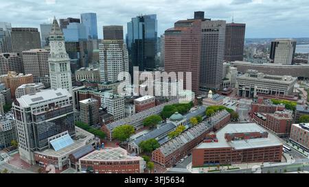 Ripresa aerea cinematografica dello skyline di Boston, Massachusetts. Edifici storici e grattacieli moderni. Famosi luoghi turistici e vita nella città urbana degli Stati Uniti. Foto Stock