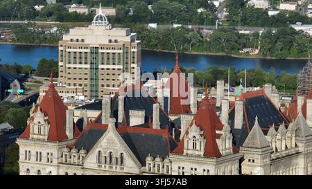 Edificio del Campidoglio dello Stato di New York ad Albany e Dipartimento della Conservazione Ambientale sullo sfondo. Vista aerea. Giornata soleggiata ad Albany, USA. Hudson Ri Foto Stock