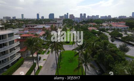 Royal Palm Way a West Palm Beach. Iperlapse aereo dalla spiaggia della Florida alla strada ricca vicino al centro di W Palm. Time lapse con drone. Foto Stock