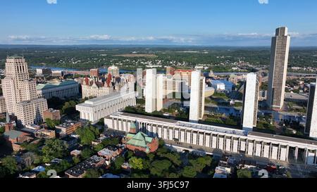 Capitolo dello Stato di New York, fiume Hudson, piazza Empire State con edifici per uffici durante un tramonto dorato ad Albany, New York. Ripresa aerea ampia. Stato pacifico Foto Stock