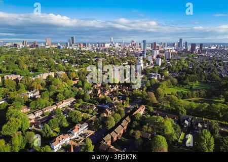 Vista aerea generale del centro città di Birmingham nelle West Midlands, vista da Edgbaston Foto Stock