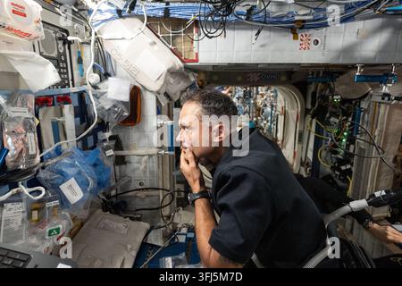 L'astronauta della NASA Anil Menon si guarda allo specchio dopo la rasatura, 23 luglio 2026 Foto Stock